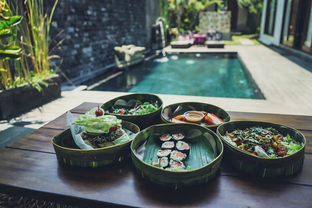 portage de repas sushi sur une table au bord de la piscine